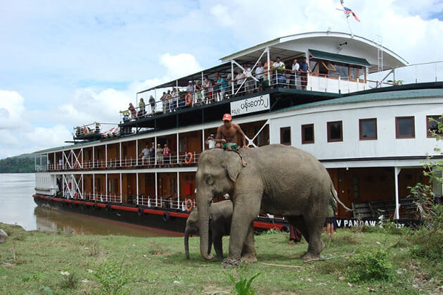 passengers on RV Pandaw II